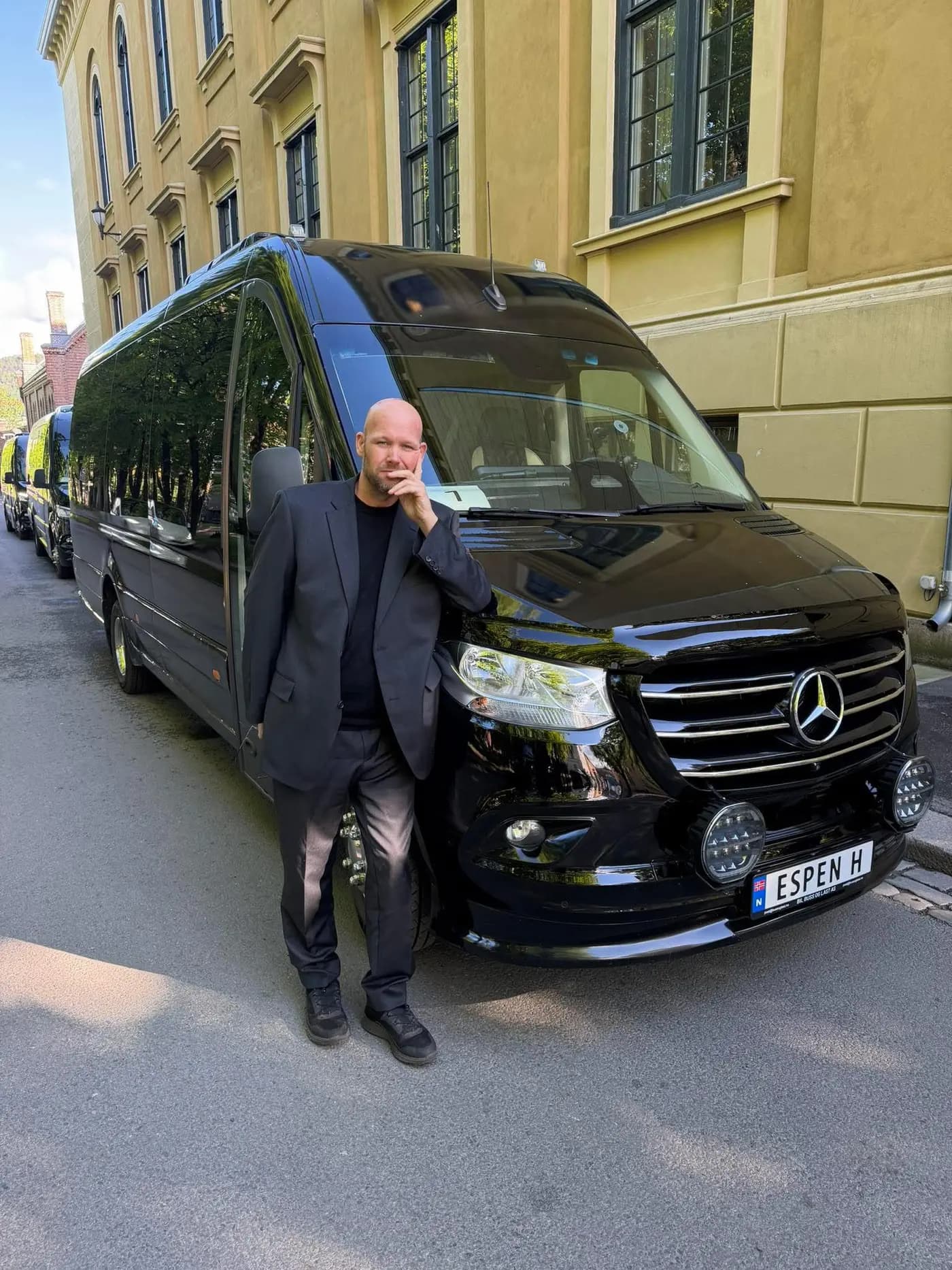 Husby VIP minibuss med sjåfør i Oslo – svart Mercedes Sprinter